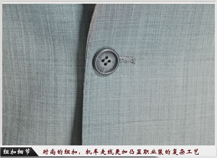 灰色平駁頭一?？勐殬I(yè)裝定制-紐扣細(xì)節(jié)展示，經(jīng)典的平駁頭衣領(lǐng)