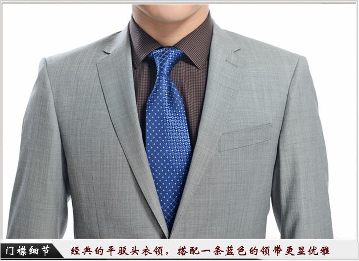灰色平駁頭一?？勐殬I(yè)裝定制-門襟細(xì)節(jié)展示，經(jīng)典的平駁頭衣領(lǐng)